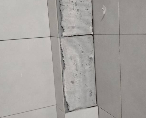 永善瓷砖空鼓维修公司分享下瓷砖施工前基层浇水润湿程度不足，可能导致以下问题
